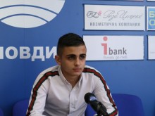 Младеж с призвание да помага на бедните иска да става политик