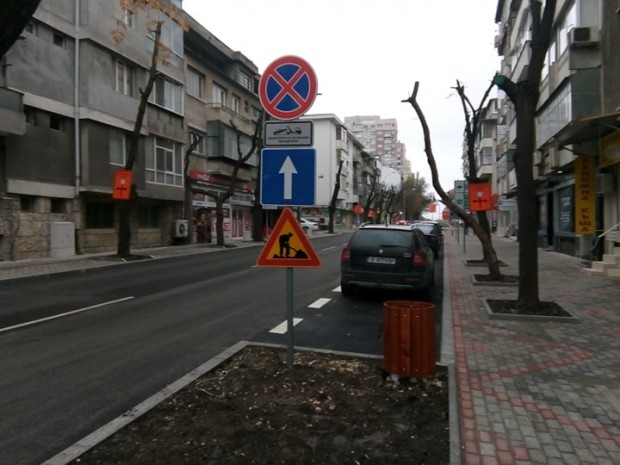 По трасето са оформени множество паркоместа за автомобилите но знаци