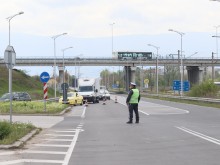 Тежка катастрофа в района на пътен възел "Скобелева майка" с камион и две коли