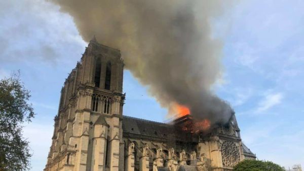 Туитър
Пожар е избухнал вчера в катедралата Нотр Дам в Париж