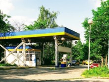 Шумна компания с глоби, защото играе хоро на бензиностанция