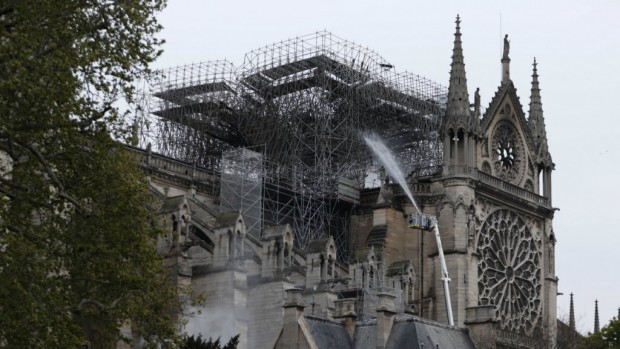 france24 com
Пожарът в парижката катедрала  Нотр Дам бе потушен напълно предават световните агенции цитирани