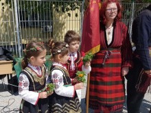 Офицери с автентични оръжия смаяха 500 младежи от ОУ "Драган Манчов"