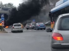 Мъж е с изгаряния, след като колата му се взриви в движение