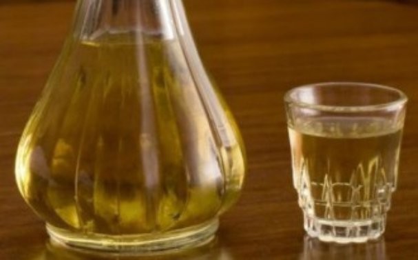 Дядо се натрови с метилов алкохол и се бори за живота си