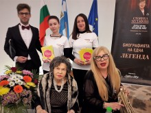 Plovdiv Plaza мол дари биографичната книга на Стоянка Мутафова на всички пловдивски читалища