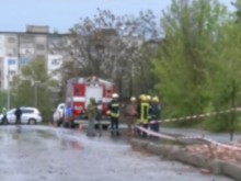 Силният вятър събори стена на бивше военно поделение, има загинал