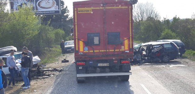 6 автомобила се помляха във верижна катастрофа, 4-ма пострадаха!