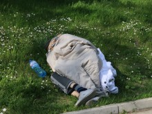 Свалиха човек от линейка и го захвърлиха на улицата като куче! Думите му разтърсват!