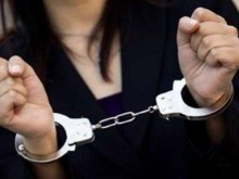 В пристъп на ярост жена нападна служители на енергото, раздава шамари наред