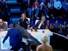 Хаос и ужас на сцената на "Капките": Декорът се стовари върху журито