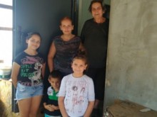 Отчаяна и самотна майка намира утеха в трите си деца