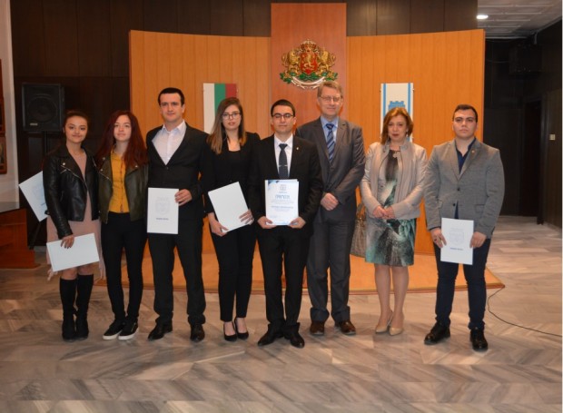 Община Варна отличи студенти от Варненския свободен университет за активното