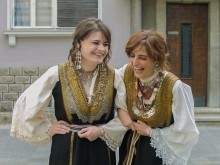 Две много известни наши певици изненадаха пловдивчани в междублоково пространство