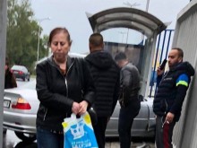 Зрелищна каскада до Панаира! БМВ се заби в автобусна спирка