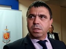 Случаен минувач спасил изоставеното бебе, миг преди върху него да мине автомобил!