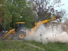 Бутат оградата убиец, която след силен вятър погуби мъж