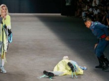 Манекен издъхна докато дефилира на модния подиум
