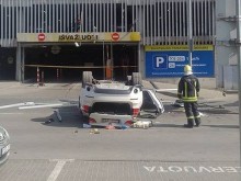 Шофьорка с BMW X5 падна от 5-ия етаж на паркинг в мол