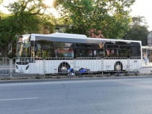 Автобус от градския транспорт помля моторист в центъра на Пловдив