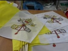 900 знамена посрещат папа Франциск в Раковски