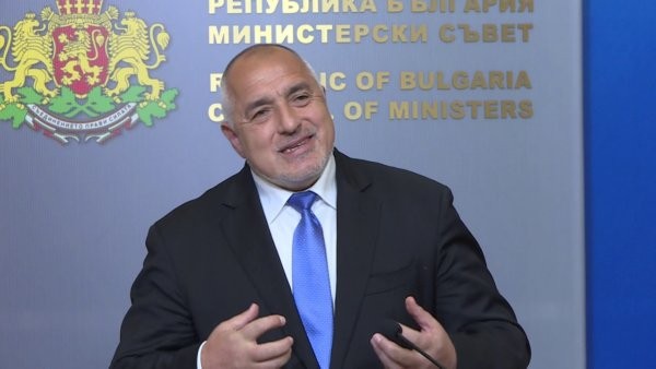 Министър-председателят Бойко Борисов ще подари златовезана икона, омофор и българско