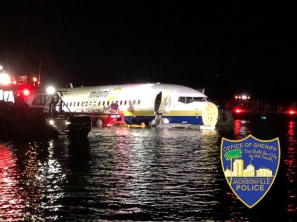 Самолет Боинг 737 със 136 пътници на борда падна в
