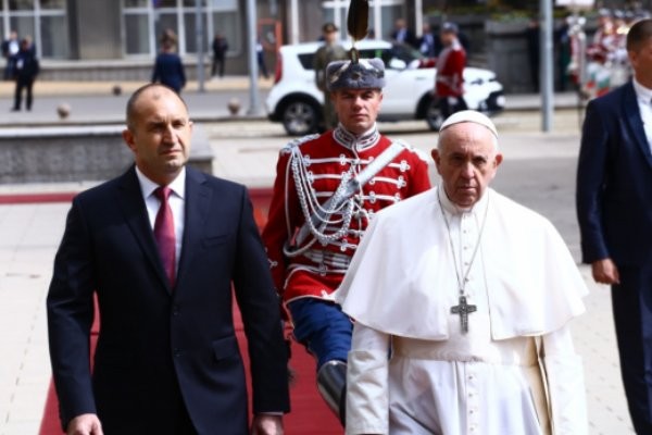 Президентът Румен Радев не целуна папския пръстен на ръката на