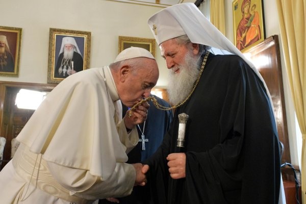 БГНЕС Патриарх Неофит посрещна папа Франциск в Синодалната палата Отвън