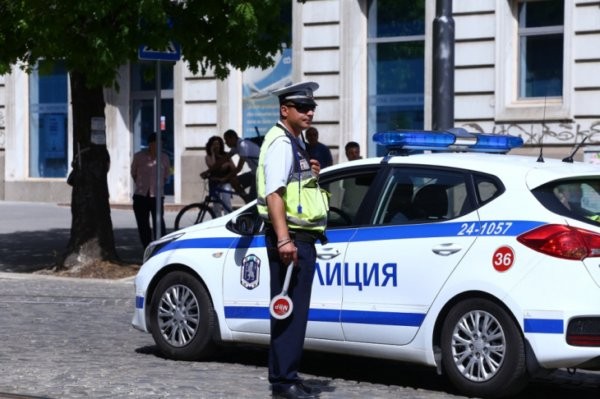 Полицай пострада докато регулира движението на кръстовище