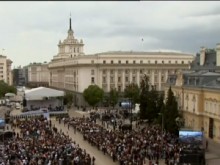 Хиляди българи се събраха на площада в София за Светата литургия на Папата