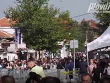Хиляди се стичат от зори в Раковски, за да зърнат папата