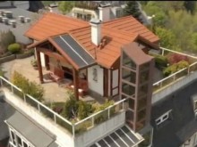 Луксозна къща се появи на покрива на жилищна сграда в "Лозенец"