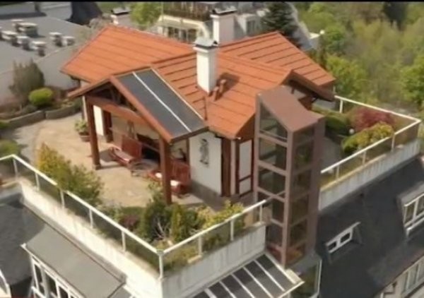 Луксозна къща на Карлсон се появи на покрива на жилищна