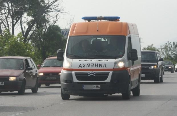 Шофьор заби автомобил в трактор, пострада 16-годишно момиче