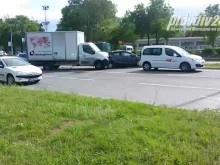 Шофьор не спрял на червен светофар и причинил мелето по "Асеновградско шосе"!