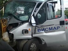 Бус се вряза в стълб в Пловдив, има ранени!