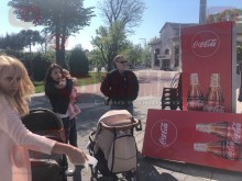 Кървав инцидент! Метална реклама се срути върху майка с детска количка