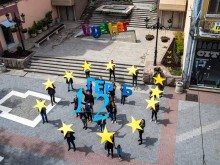12 звезди "изгряха" на Главната във флашмоб
