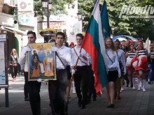 Ученици шестваха с иконата на Кирил и Методий по Главната