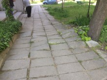 Хора с двигателни проблеми искат равен тротоар пред дома си в "Тракия"