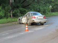 Кола се заби в дърво на пътя, двама са в болница