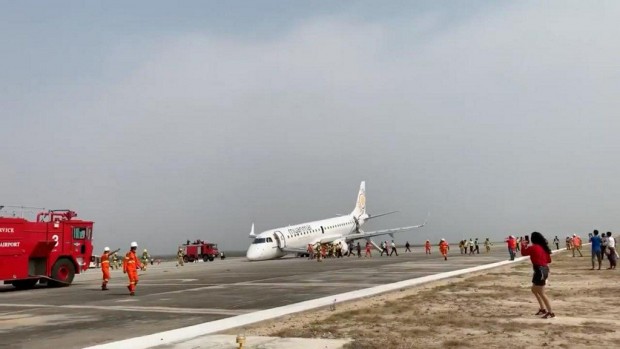 Пътнически самолет кацна по корем в Мианмар. На борда е