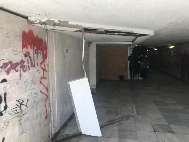 Varna24.bg Вандали са откъртили част от конструкцията на изтърбушен търговски
