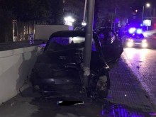 Безпаметно пияна млада дама сътвори зрелищна каскада с колата си