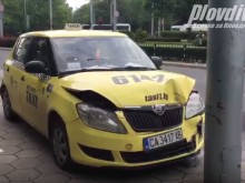 ПТП в Пловдив! Очевидка: Хюндаят запрати таксито в стълба!