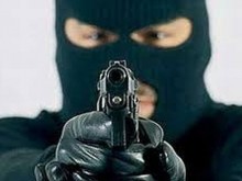 Маскиран с мотористка каска нахлу в кабинета на психиатър, стреля с пистолет