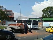 Камион разсипа тухли в новото кръгово на "Шести септември"