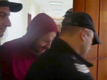 Пойзъна се изкара много болен, за да се измъкне от ареста, намеси и детето си
