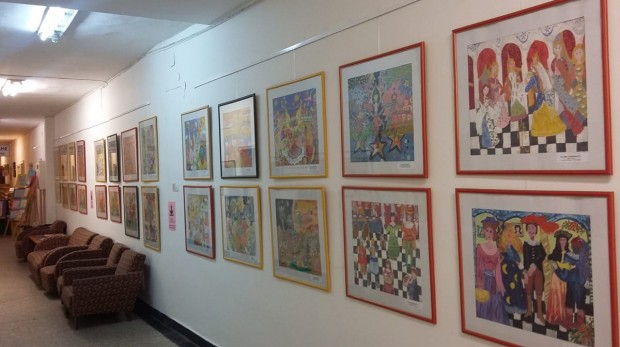Изложба Галерия на детската рисунка, съставена от фонда на Школа